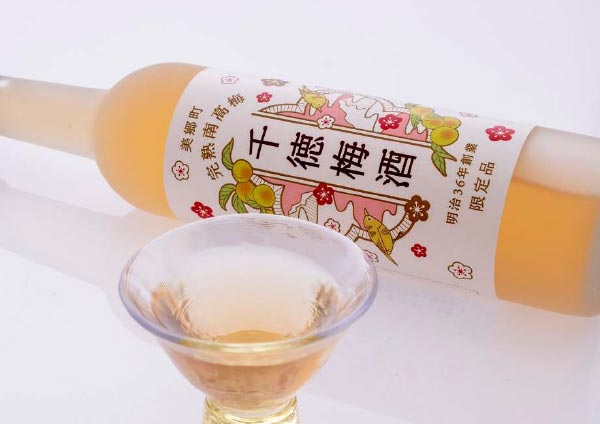 美郷町産完熟南高梅を使用した日本酒仕込みの「千徳梅酒」ラベルデザイン(千徳酒造株式会社)